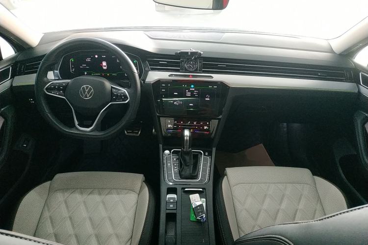 Used Volkswagen Magotan 2023 2 Million Units Commemorative Edition 330TSI DSG Luxury Version Center Console