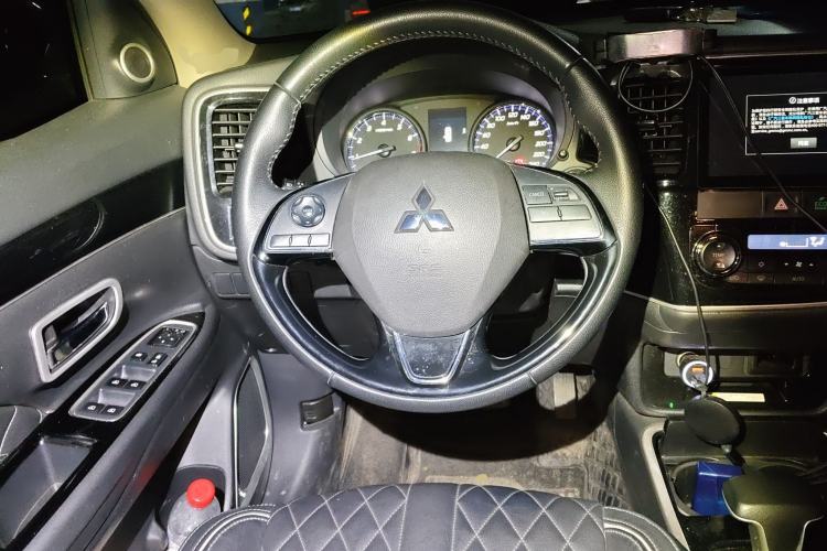 Used Mitsubishi Outlander 2021 2.0L Two-Wheel Drive Comfort Edition 5 Seats Steering Wheel