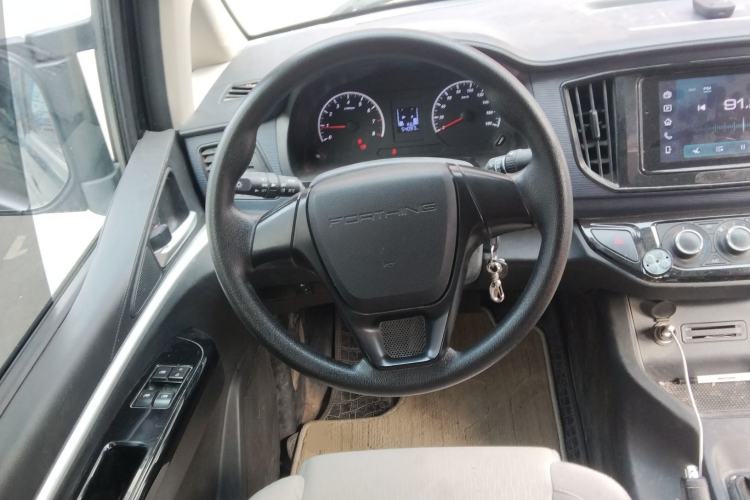 Used FORTHING Lingzhi 2023 M5L 1.6L Base Model 7 Seats