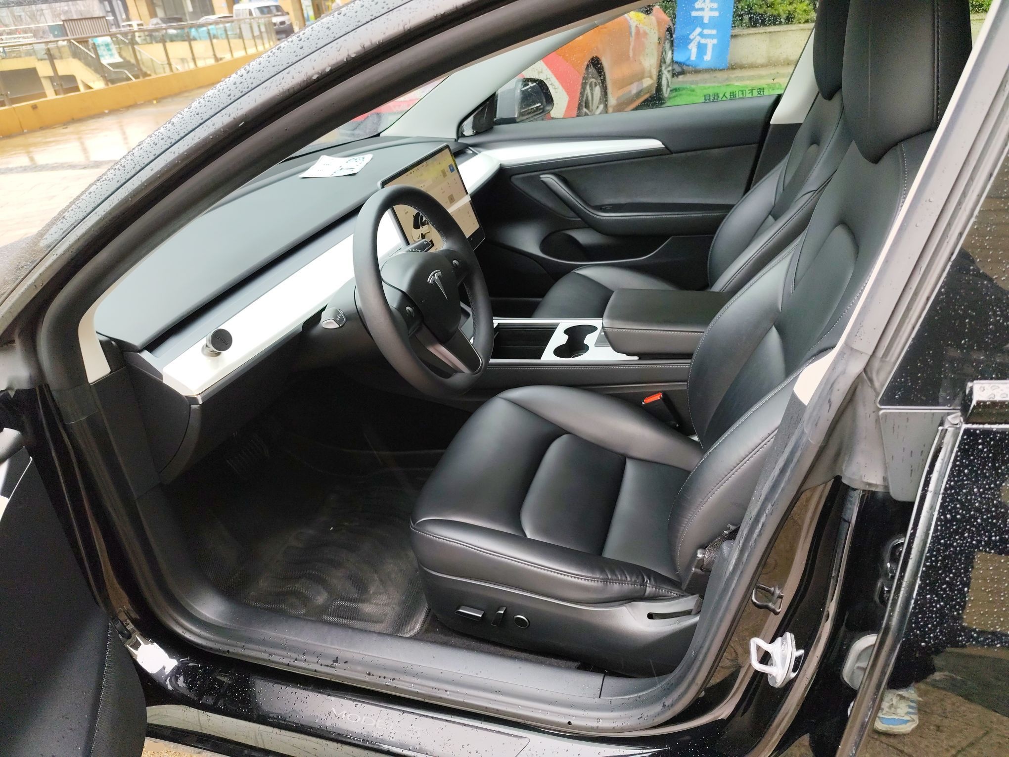 Переднее сиденье в автомобиле