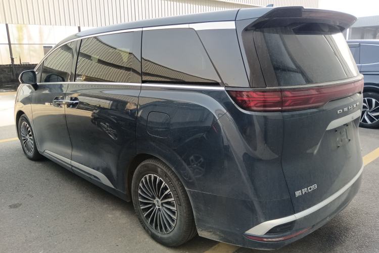 Used Denza D9 2022 DM-i 1040 Prestige Model
