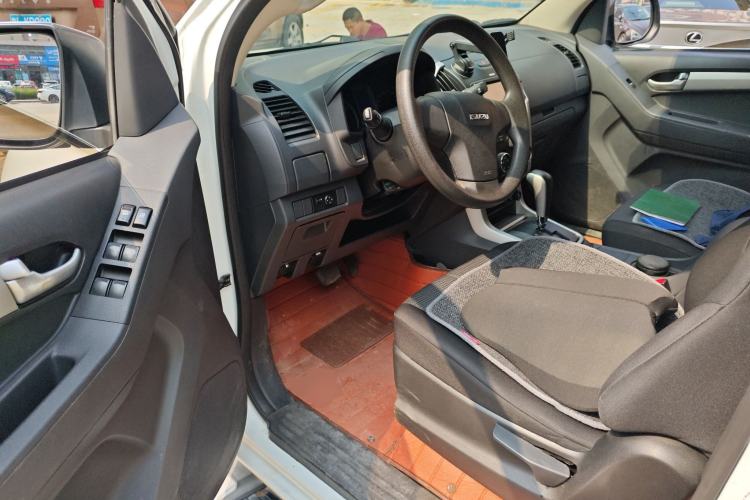 Used Isuzu D-MAX 2015 2.5T Two-Wheel Drive Automatic High-Performance Elite Version 4JK1
