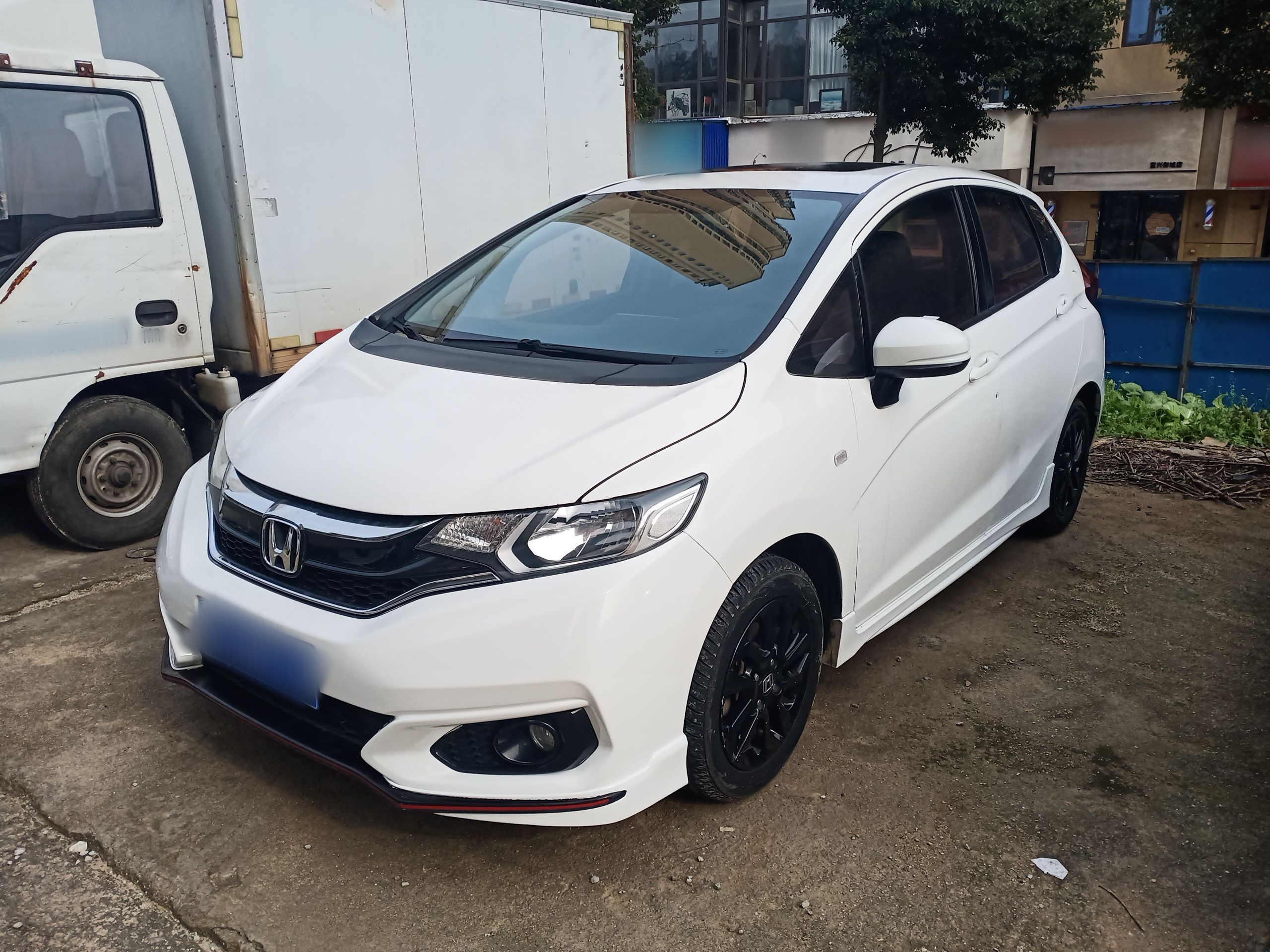 تحت مقدمة السيارة