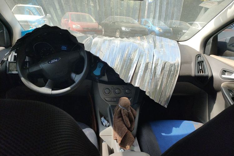 Used Ford Focus 2012 Sedan 1.6L Manual Comfort Model Center Console