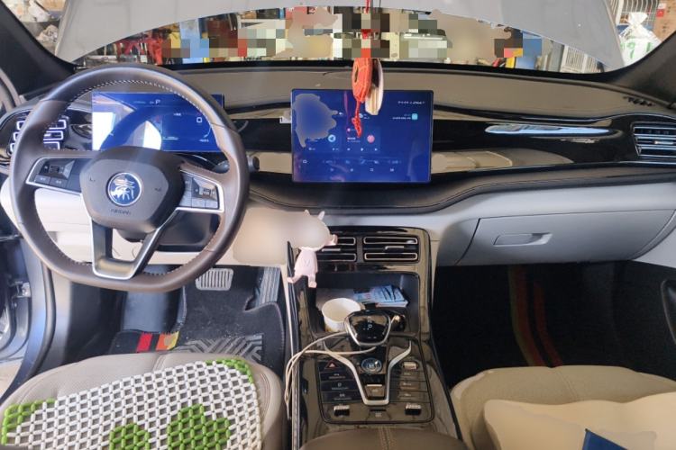 Used BYD Qin PLUS 2024 HONOR Edition DM-i 55KM Leading Model Center Console