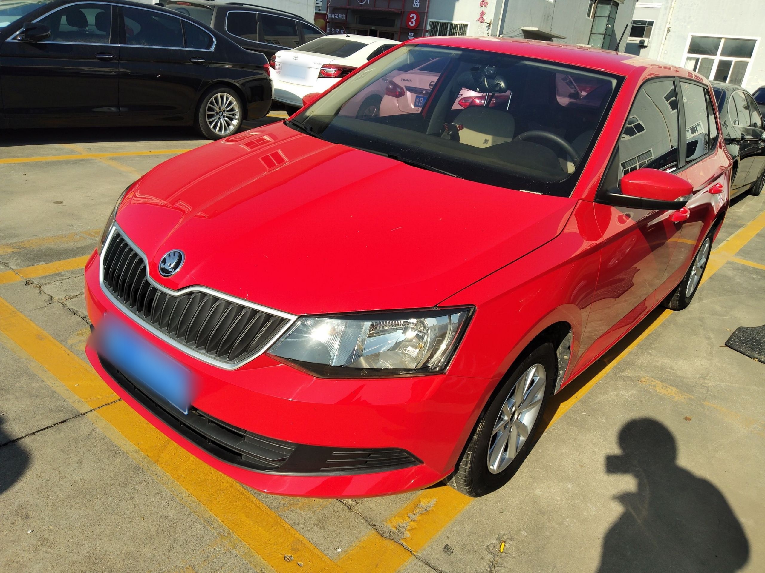 تحت مقدمة السيارة