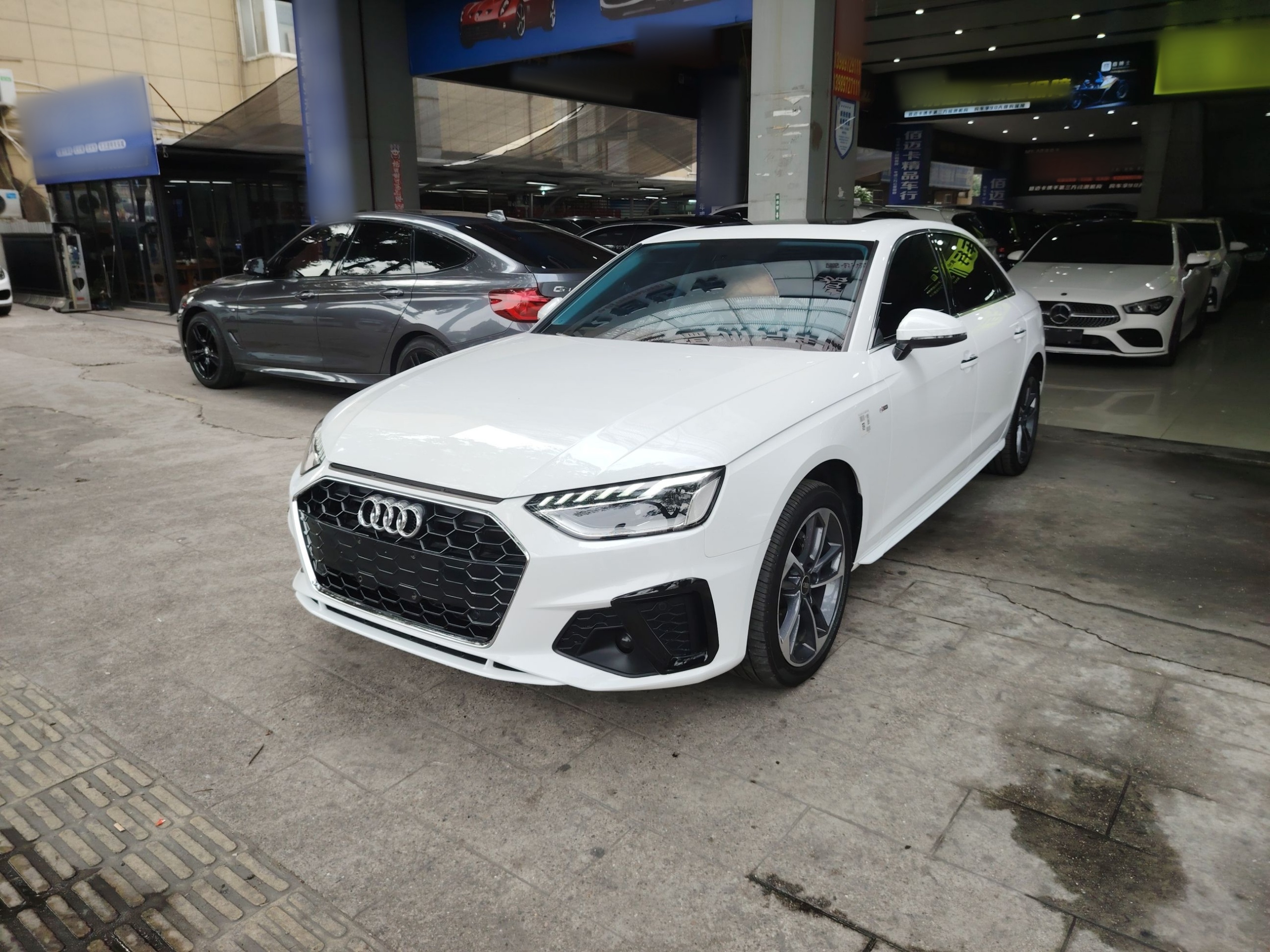 تحت مقدمة السيارة