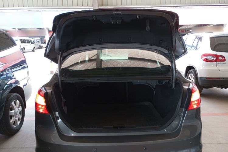 Used Ford Focus 2012 Sedan 1.6L Manual Comfort Model
