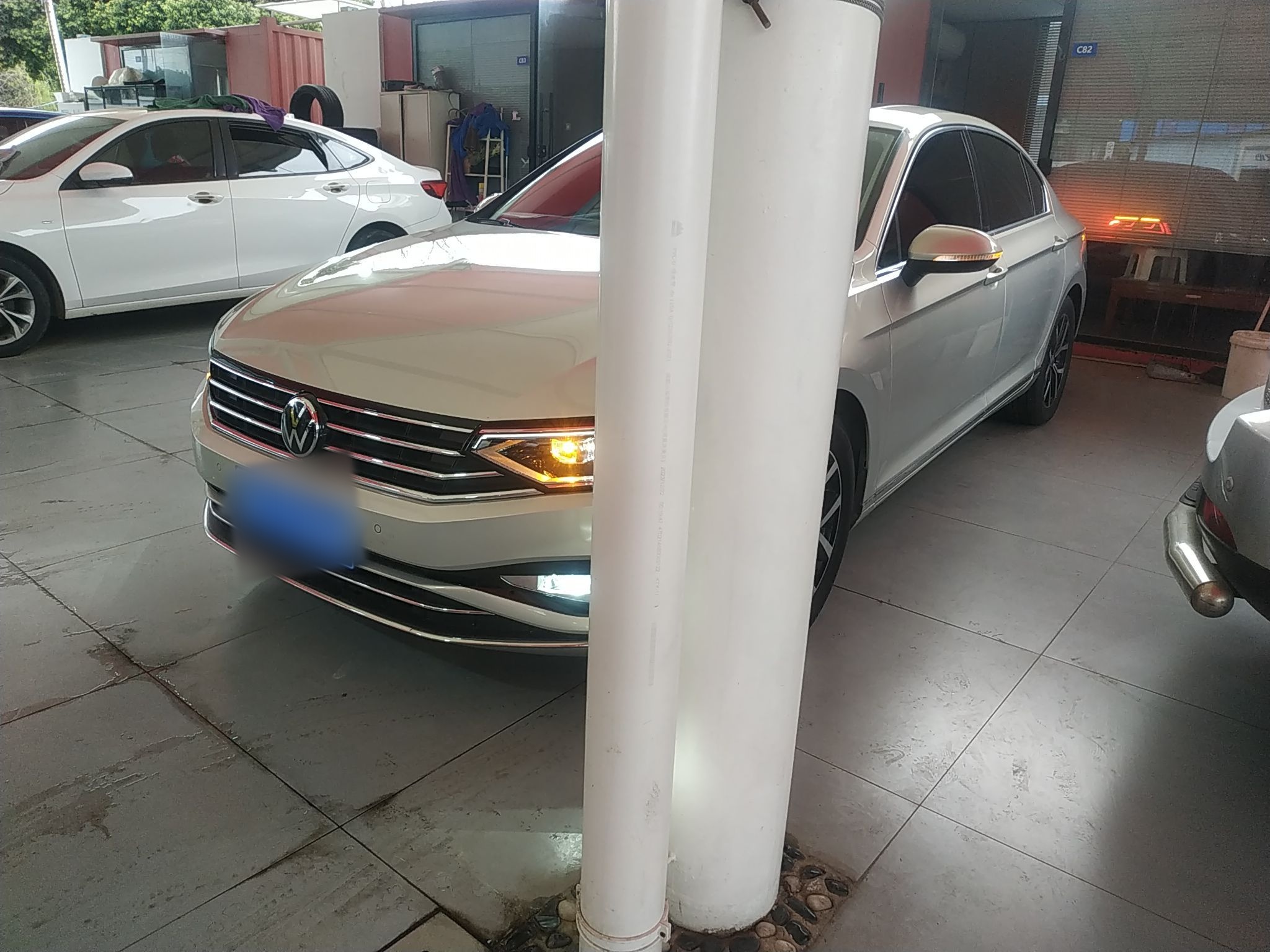 تحت مقدمة السيارة