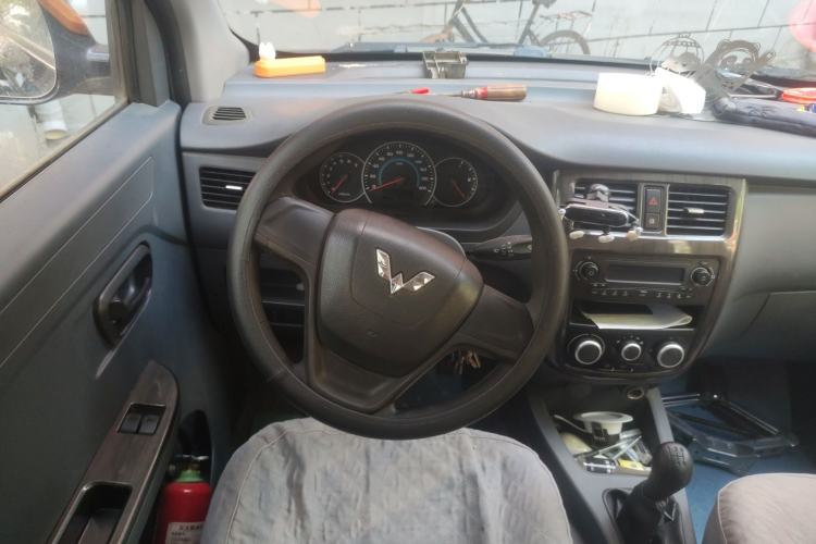 Used Wuling Rongguang V 2015 1.5L Base Version

