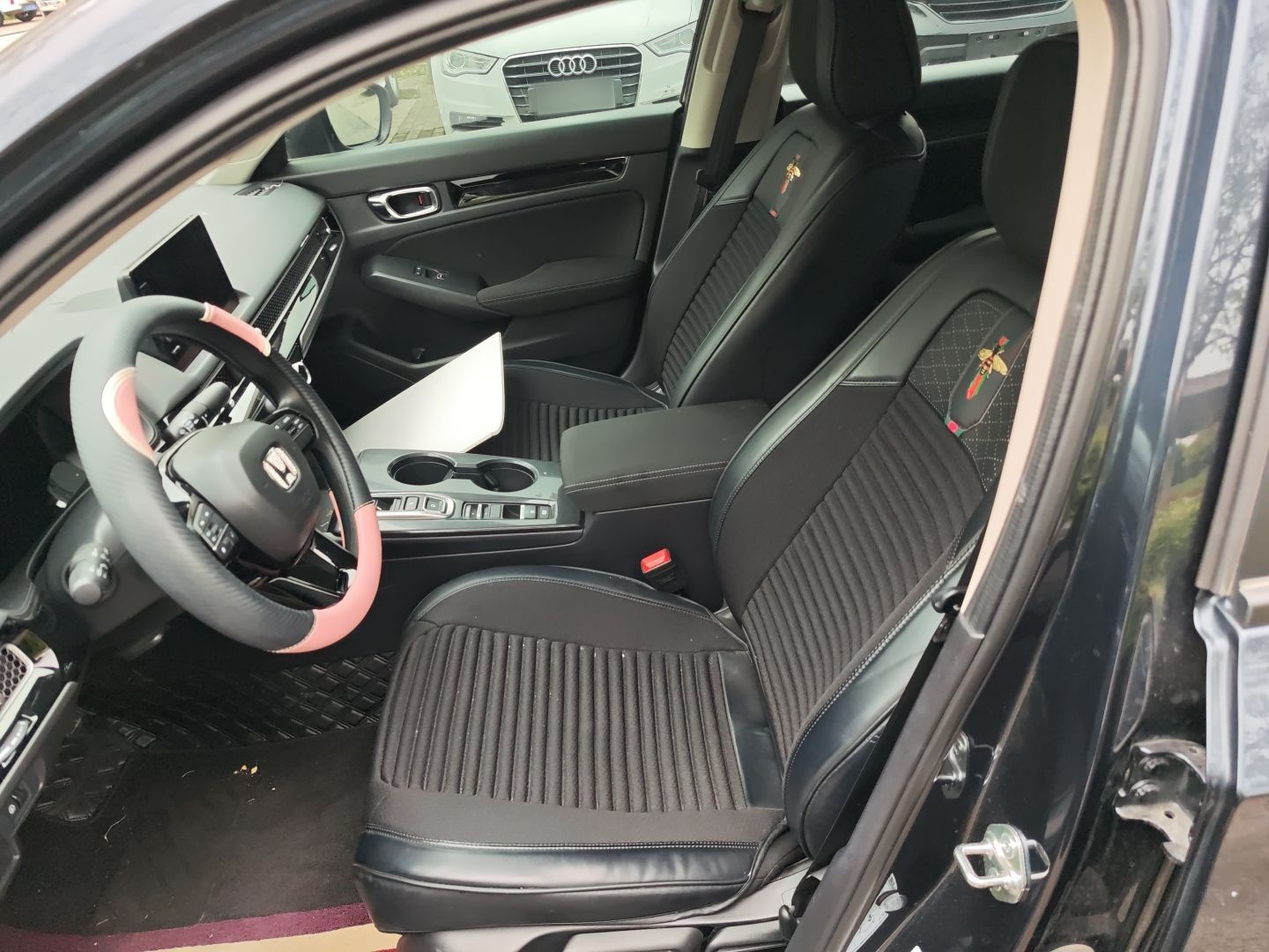 Переднее сиденье в автомобиле