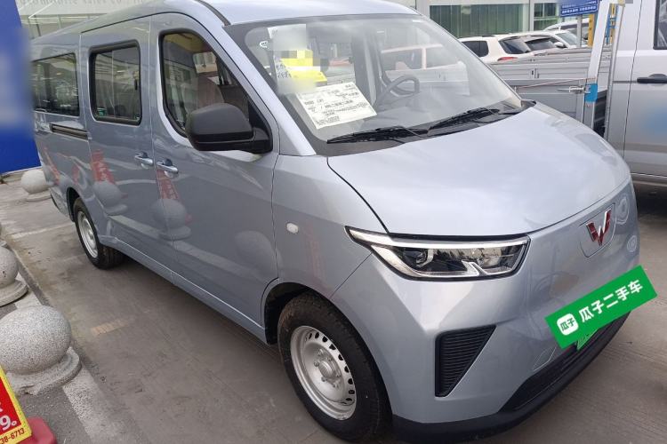 Used Wuling Yangguang 2024 300KM Comfort Version Passenger Van 75kW Exterior 1
