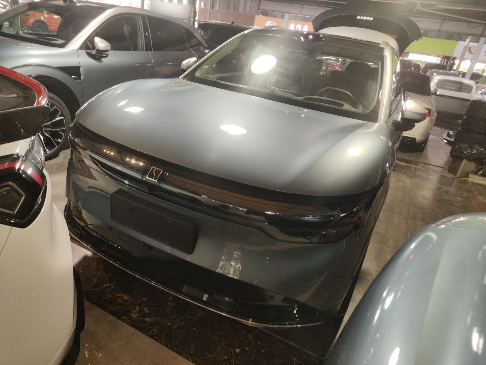 Под передней частью автомобиля