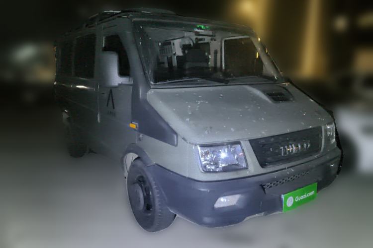 Used Iveco Daily 2020 2.5T A35 Passenger Van with Dual Tires Low Roof 5-9 Seats China V Emission Standard
