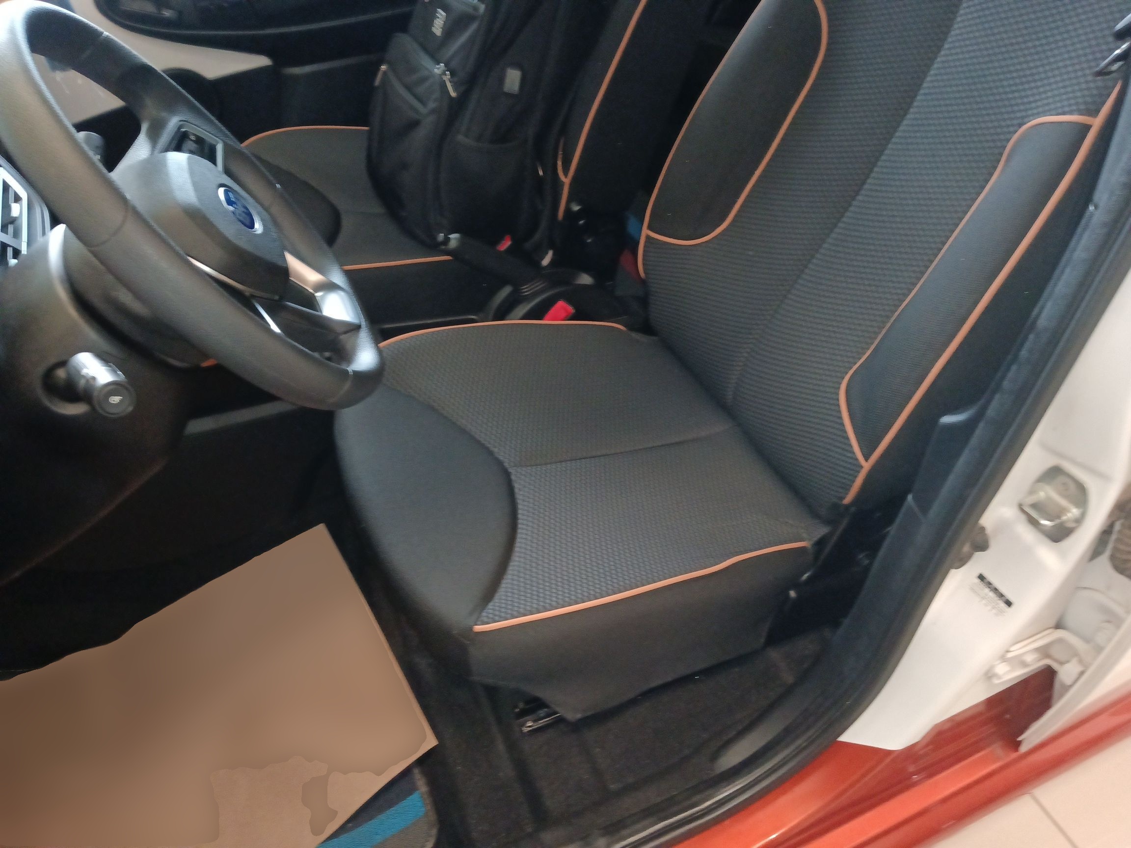 Переднее сиденье в автомобиле