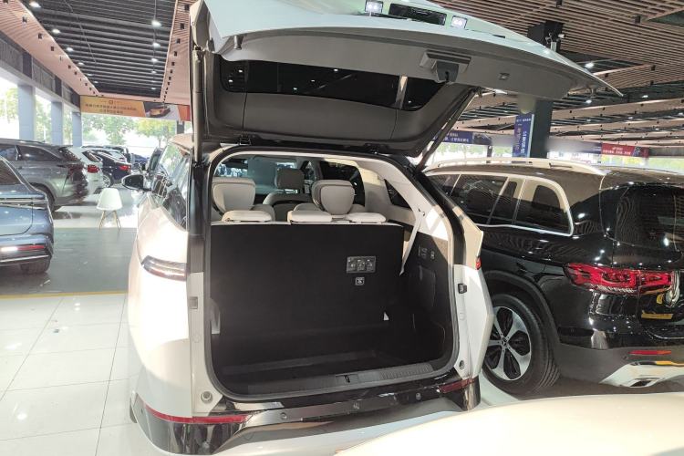 Used XPeng X9 2024 702 Ultra-Long Range Max
