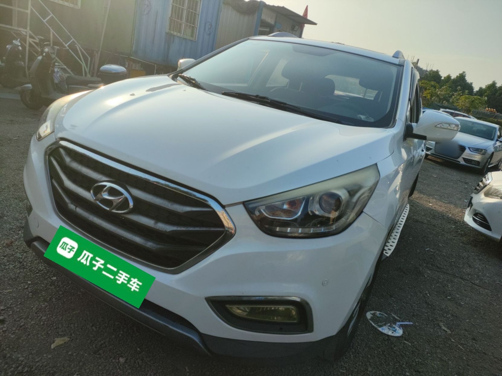 Под передней частью автомобиля