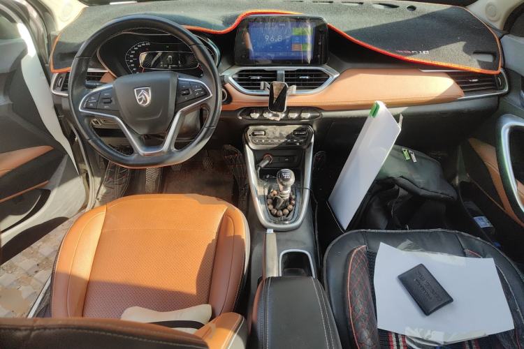 Used Baojun 510 2017 1.5L Manual Luxury Model Center Console