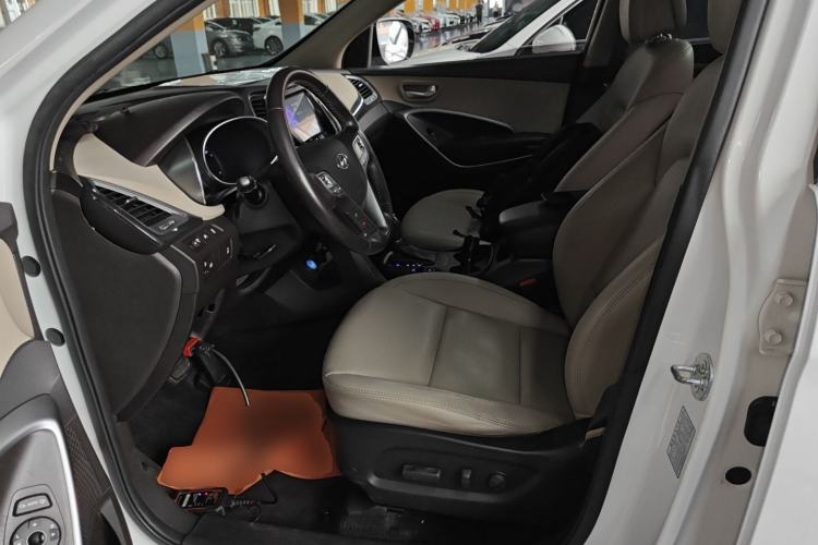 Used Hyundai Santa Fe 2013 2.4L Automatic 4x4 Smart Version Left Front Seat
