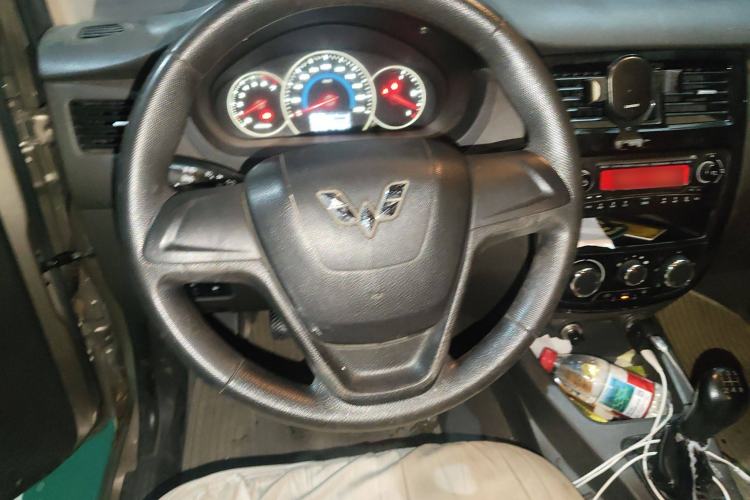 Used Wuling Rongguang V 2015 1.2L Standard Version
