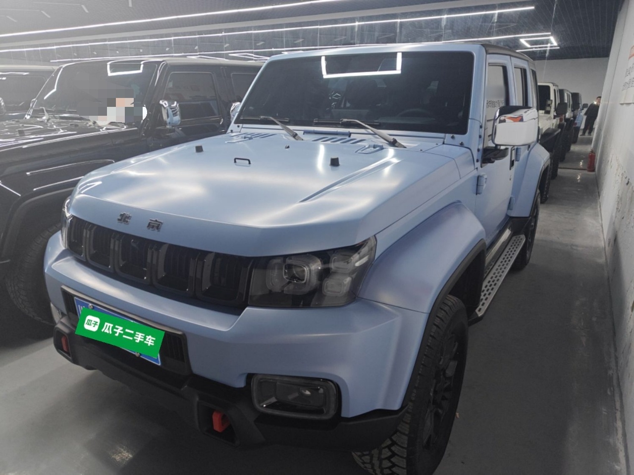 تحت مقدمة السيارة