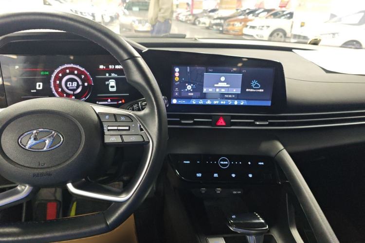 Used Hyundai Elantra 2022 1.5L CVT LUX Prestige Edition Center Console