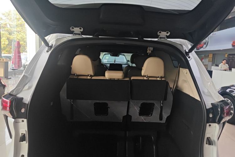 Used Toyota SIENNA 2023 2.5L Hybrid Deluxe Edition Trunk