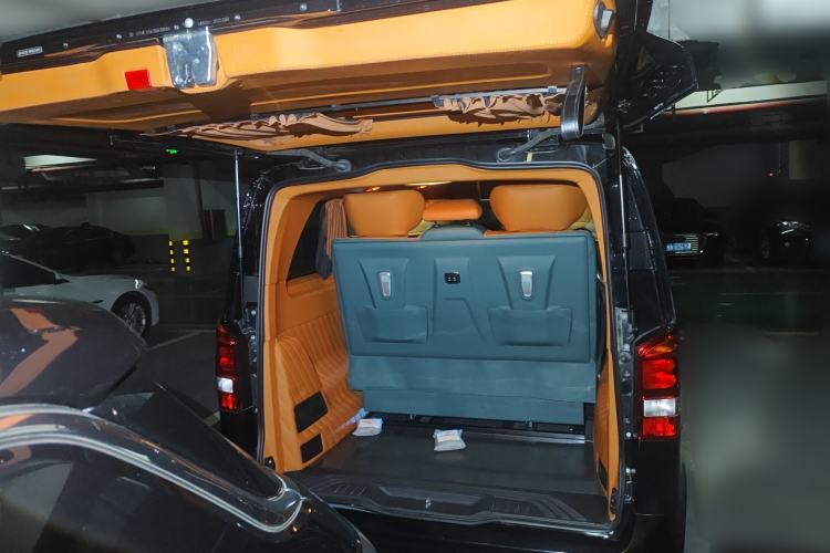 Used Mercedes-Benz Vito 2023 2.0T Elite Version 7 Seats Trunk