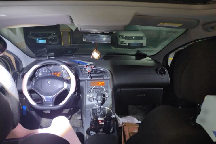 Used Peugeot 3008 2016 2.0L Automatic Standard Edition Center Console