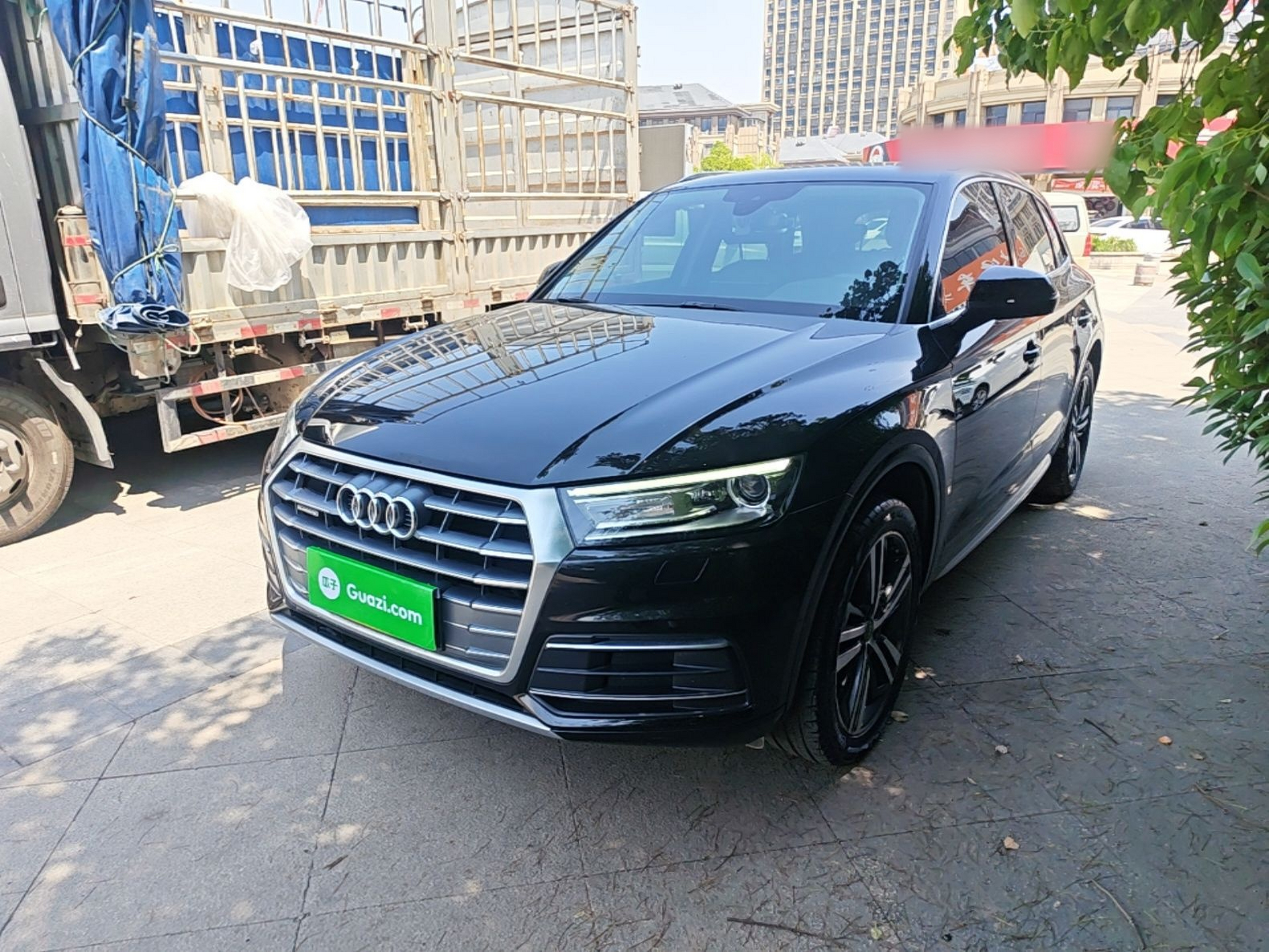 Под передней частью автомобиля