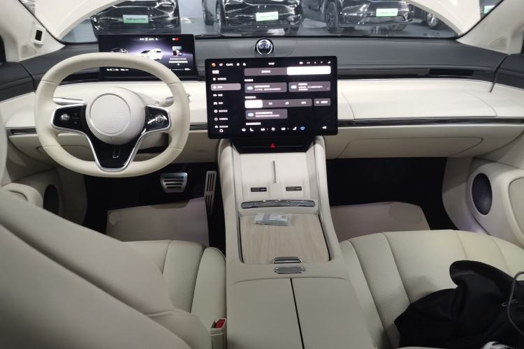 Used Hima Luxeed S7 2025 855 km Max Center Console