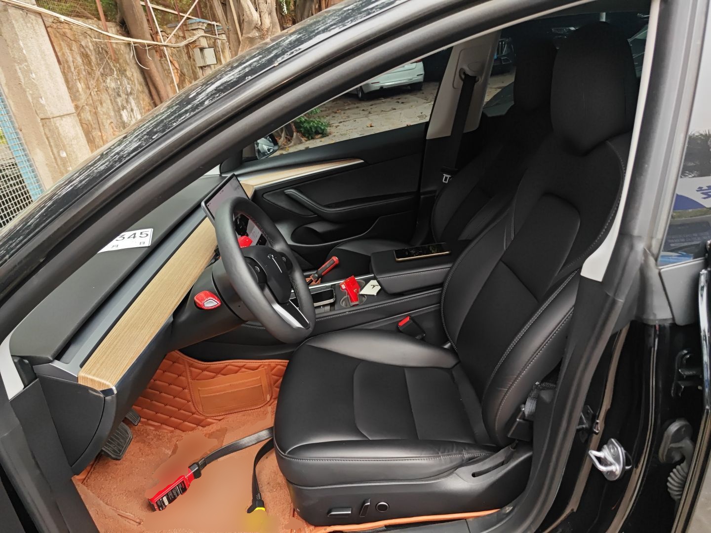 المقاعد الأمامية داخل السيارة