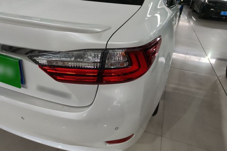 Used Lexus ES 2015 300h Luxury Edition Right Rear Taillight
