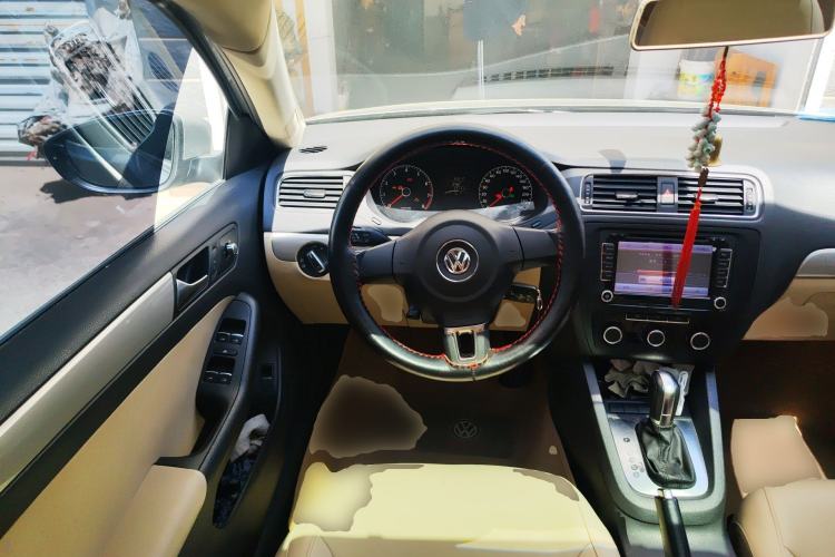 Used Volkswagen Sagitar 2012 1.6L Automatic Comfort Edition Steering Wheel