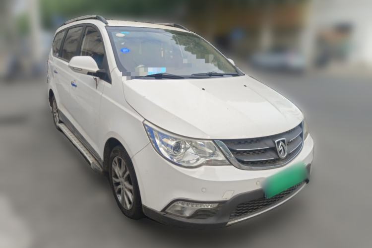Used Baojun 730 2014 1.5L manual Comfort version 7 seats Front Right 45 Deg