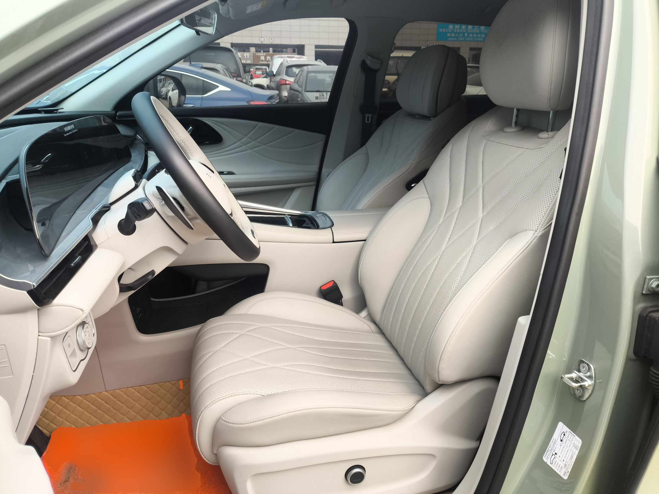 المقاعد الأمامية داخل السيارة