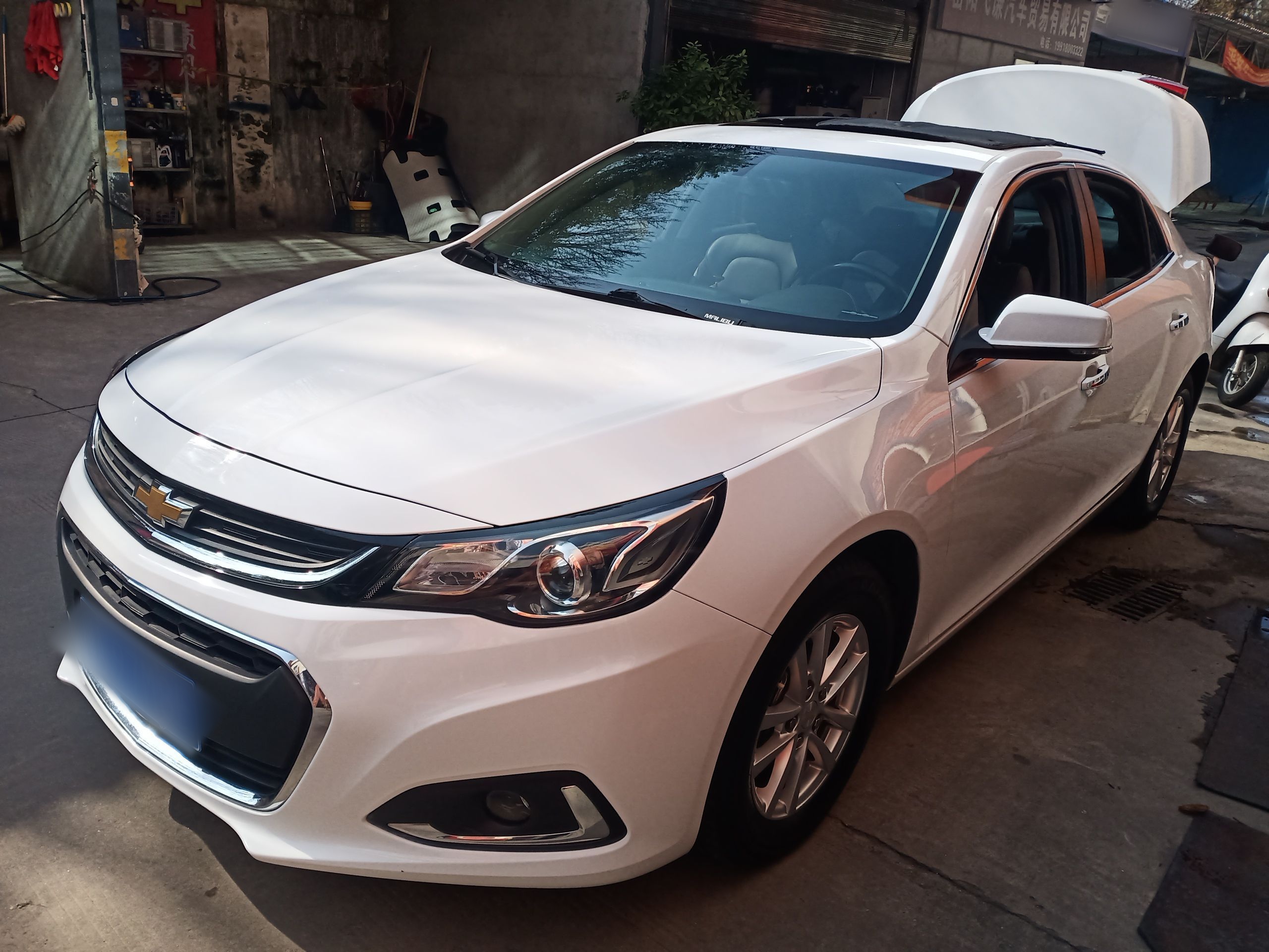 Под передней частью автомобиля