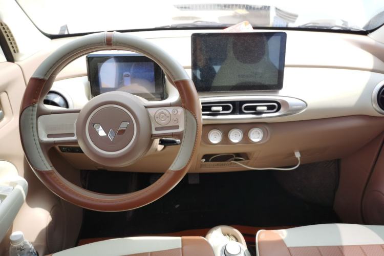 Used Wuling Hongguang MINIEV 2025 Four-Door Version Advanced Edition Center Console