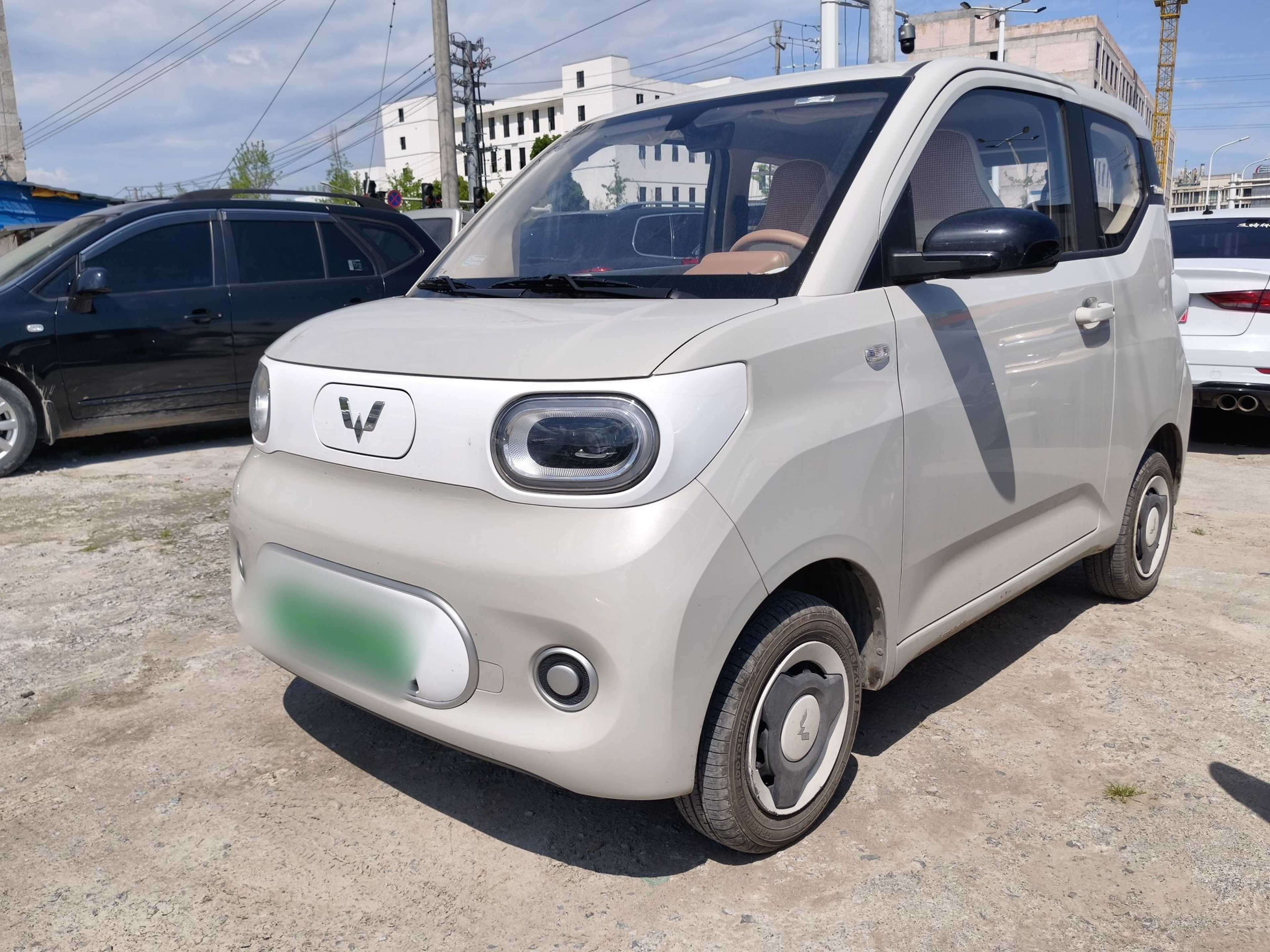 Под передней частью автомобиля
