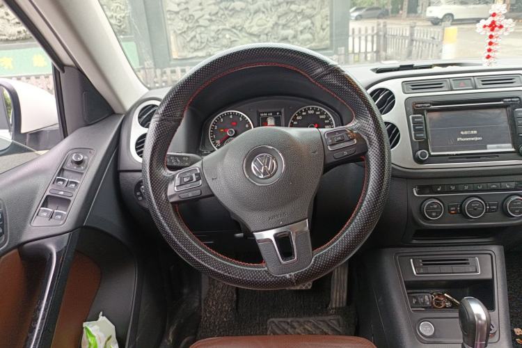 Used Volkswagen Tiguan 2015 2.0 TSI Automatic All-Wheel Drive Luxury Edition Steering Wheel