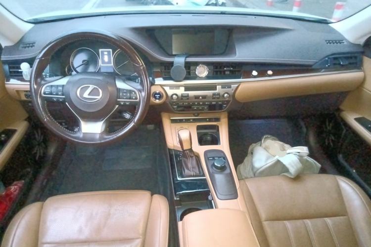 Used Lexus ES 2015 300h Luxury Edition Center Console