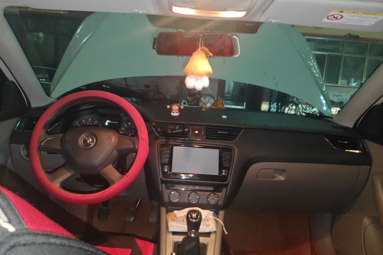 Used Skoda Octavia 2015 1.6L Manual Yijie Edition Center Console