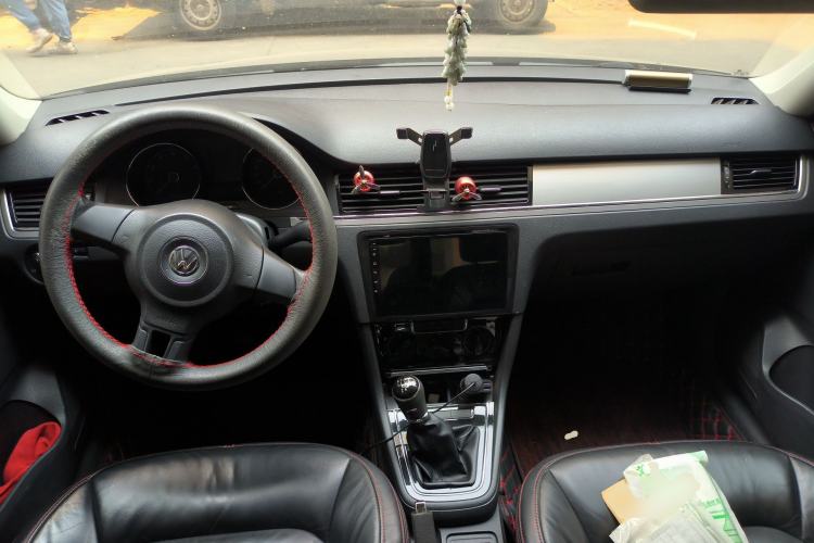 Used Volkswagen Bora 2013 1.6L Manual Fashion Edition Center Console