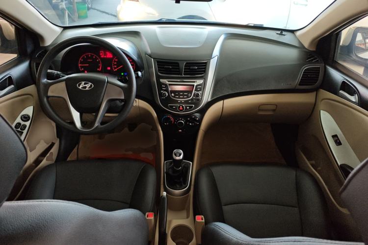 Used Hyundai Verna (older generation) 2014 1.4L Manual Smart GLS Trim Center Console