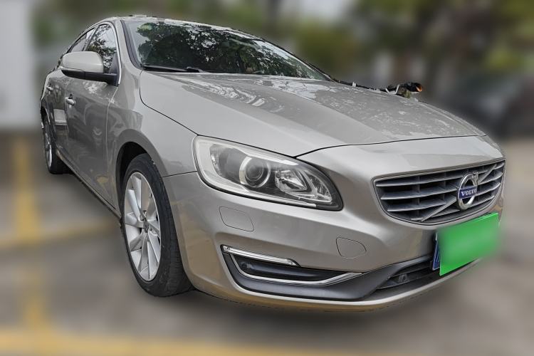 Used Volvo S60 2015 S60L 2.0T Zhiyuan Edition Front Right 45 Deg