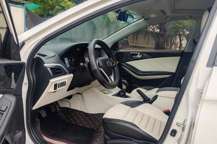 Used Soueast V5 Lingzhi 2017 1.5L Manual New Elite Model Interior 2