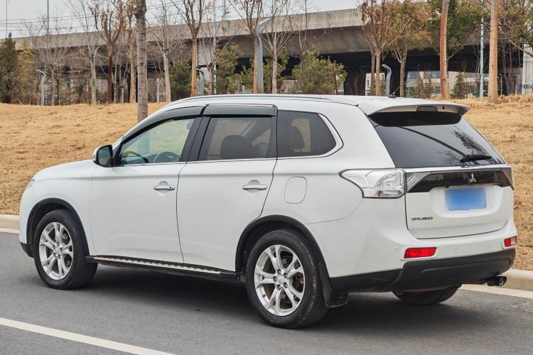 Used Mitsubishi Outlander 2014 2.4L 4x4 Deluxe Value Edition 7 Seats