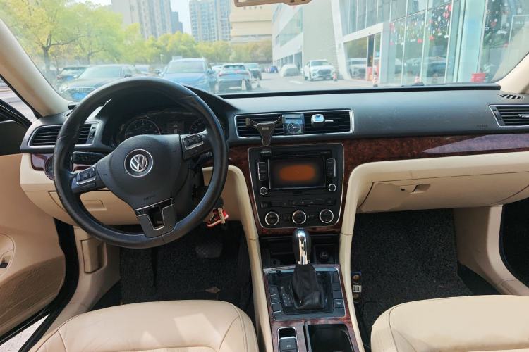 Used Volkswagen Passat 2011 2.0 TSI DSG Premium Edition Center Console