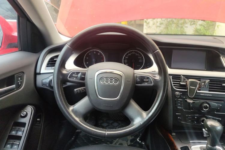Used Audi A4L 2012 2.0 TFSI automatic Comfort trim level Steering Wheel