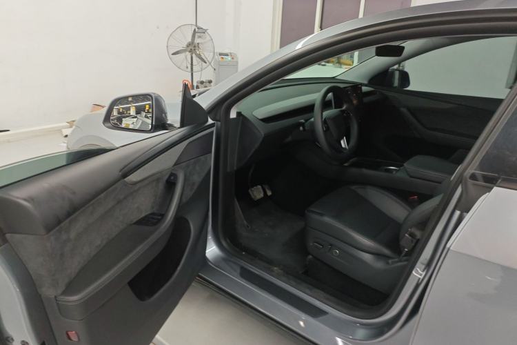 Used Tesla Model Y 2025 Long-Range All-Wheel-Drive Version
